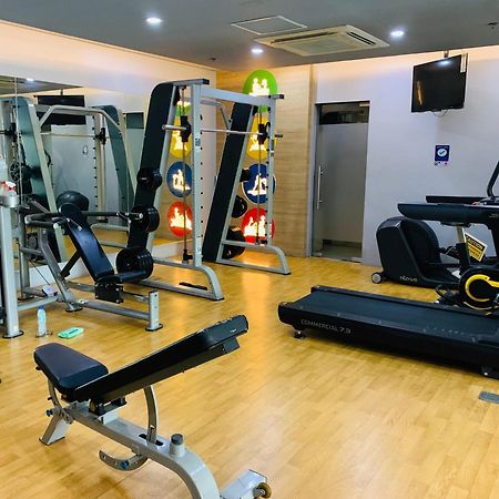 Two Palm Tree Villas Condominium - Studio 8Th Fl With Balcony - Across Terminal 3 Airport 파사이 외부 사진