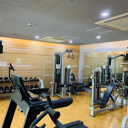 Two Palm Tree Villas Condominium - Studio 8Th Fl With Balcony - Across Terminal 3 Airport 파사이 외부 사진
