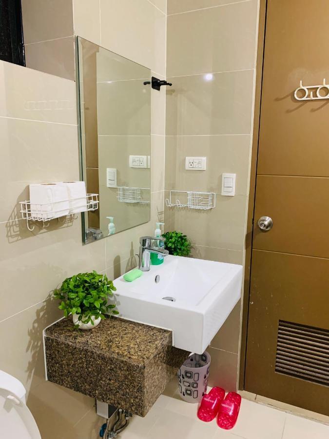Two Palm Tree Villas Condominium - Studio 8Th Fl With Balcony - Across Terminal 3 Airport 파사이 외부 사진