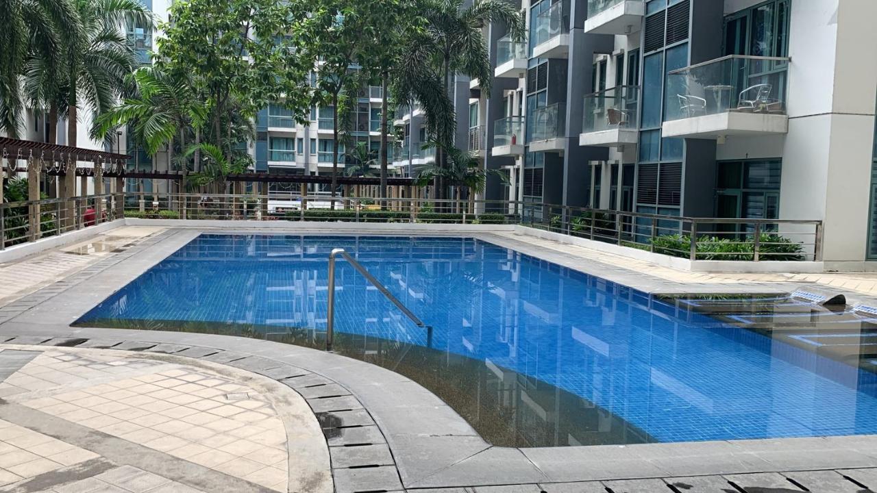 Two Palm Tree Villas Condominium - Studio 8Th Fl With Balcony - Across Terminal 3 Airport 파사이 외부 사진