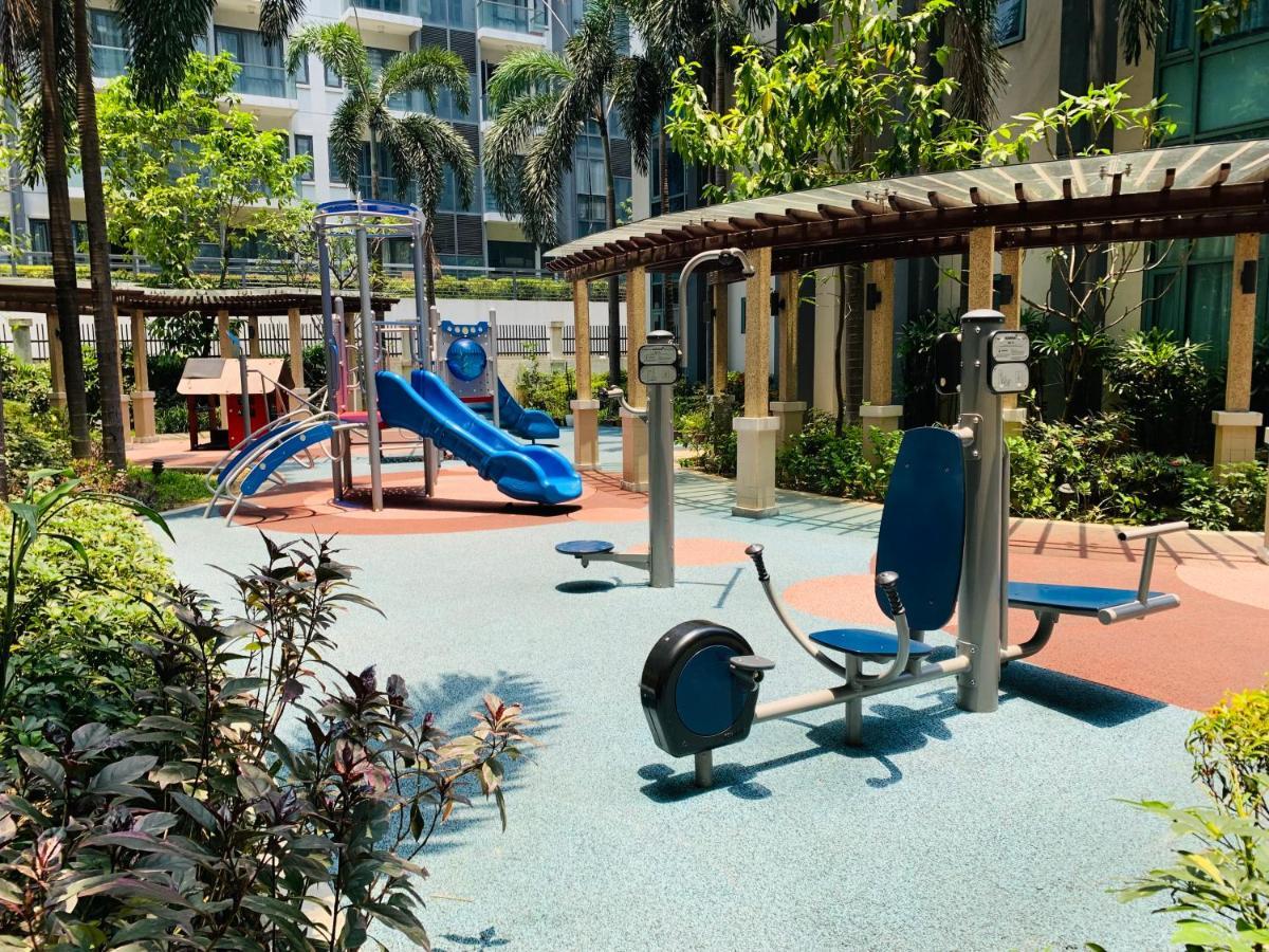 Two Palm Tree Villas Condominium - Studio 8Th Fl With Balcony - Across Terminal 3 Airport 파사이 외부 사진