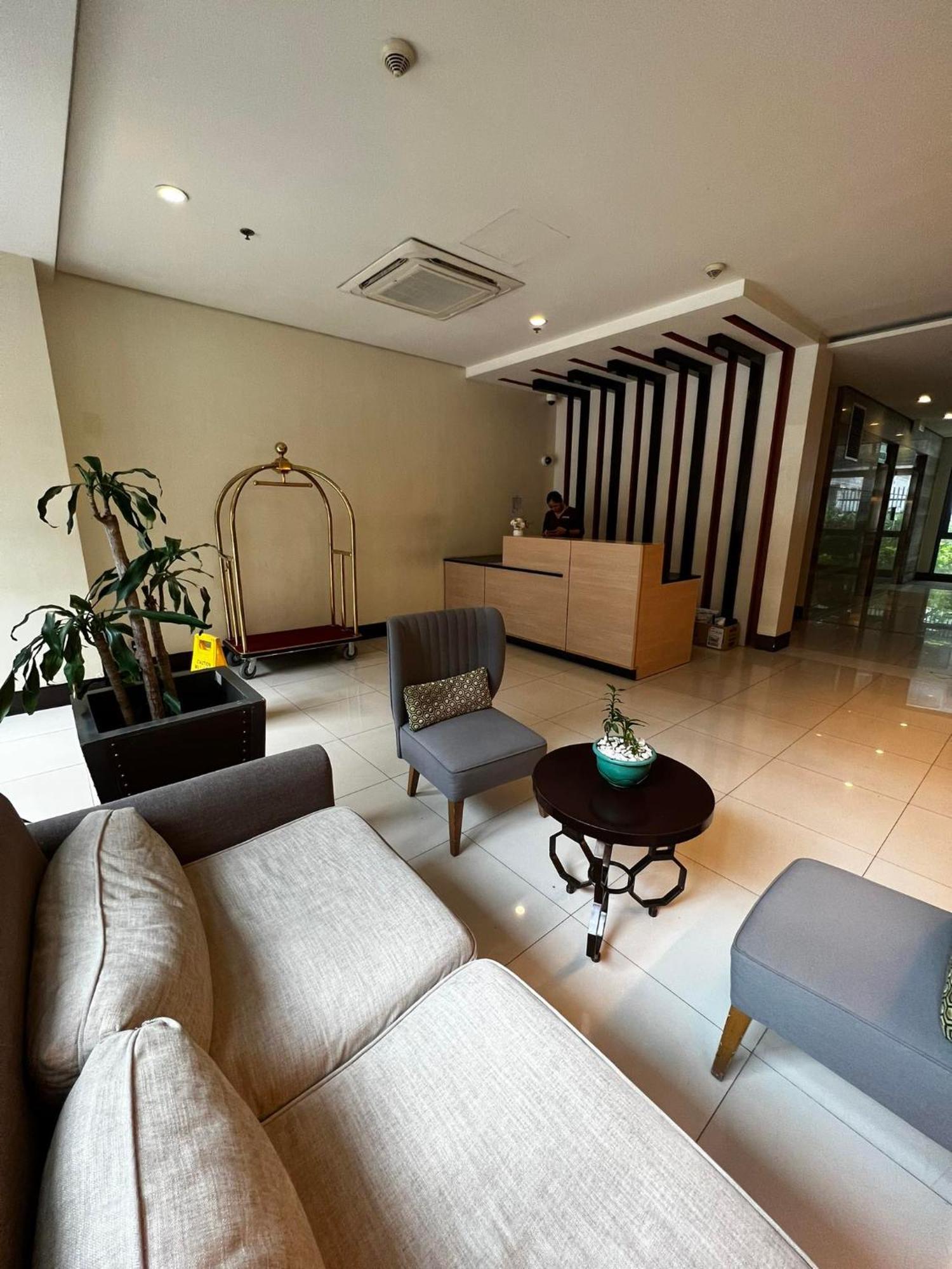 Two Palm Tree Villas Condominium - Studio 8Th Fl With Balcony - Across Terminal 3 Airport 파사이 외부 사진