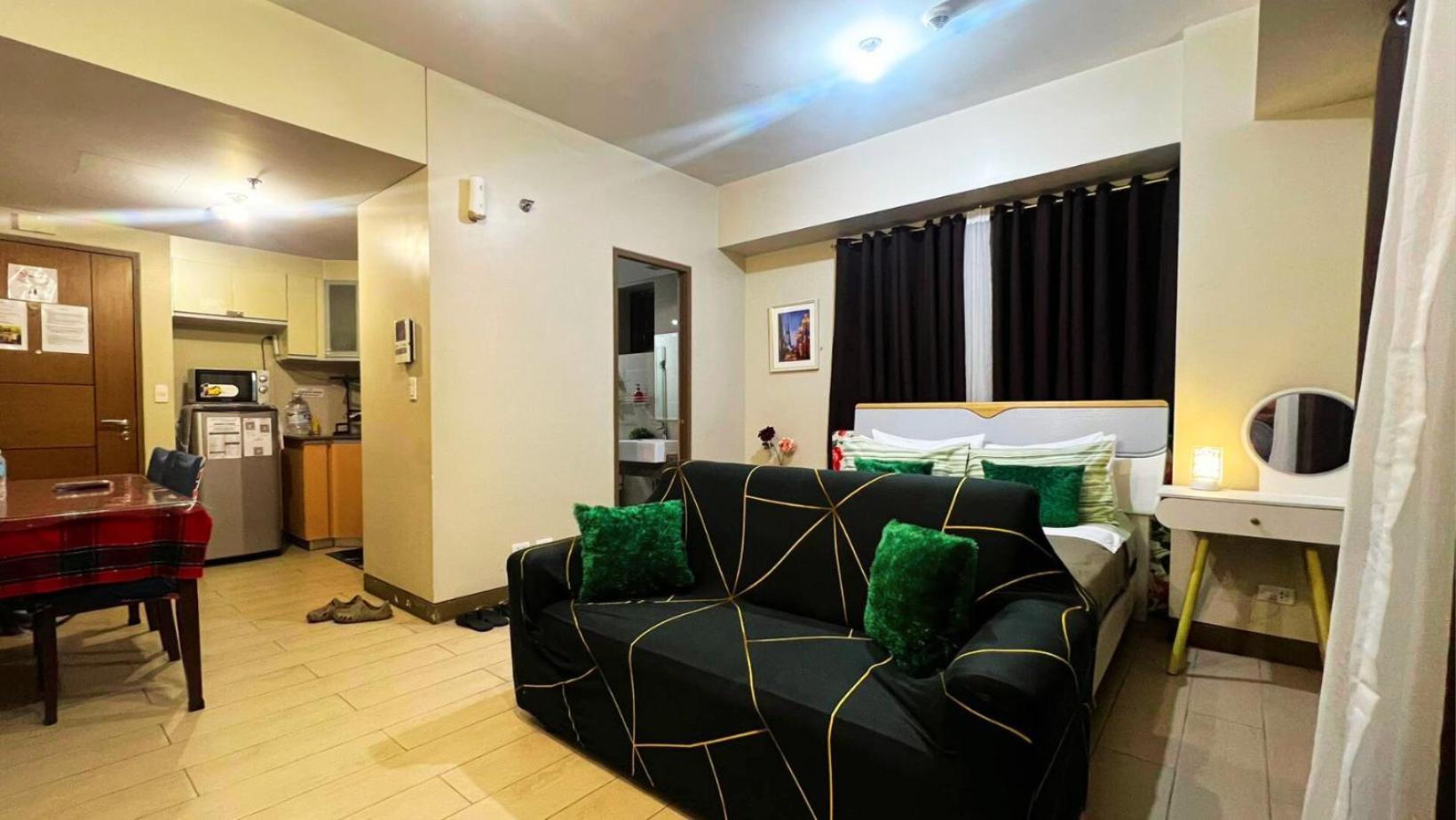 Two Palm Tree Villas Condominium - Studio 8Th Fl With Balcony - Across Terminal 3 Airport 파사이 외부 사진