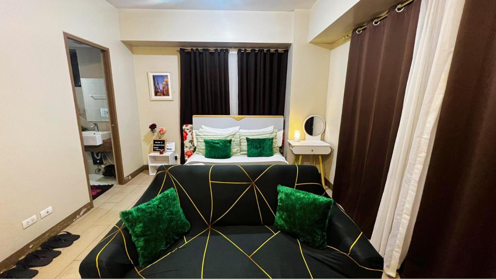 Two Palm Tree Villas Condominium - Studio 8Th Fl With Balcony - Across Terminal 3 Airport 파사이 외부 사진